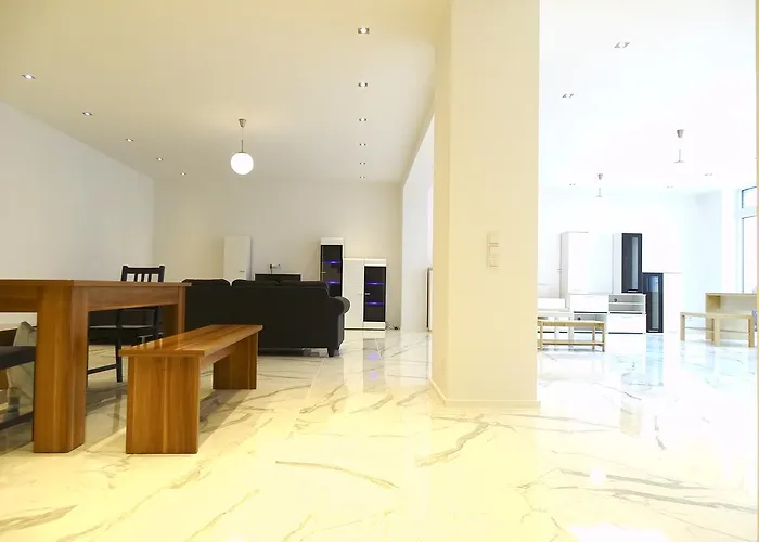 Avi City Apartments Kinghouse